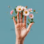 mano con fiori che nascono dalle dita