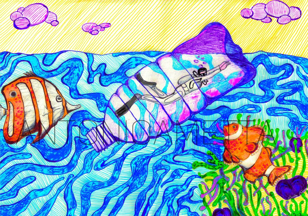 il pesce che guarda l'uomo imprigionato in una bottiglia di plastica, la stessa che lui ha buttato egoisticamente nel mare